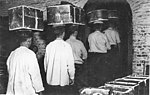 Mannen dragen casettes de oven in, 1930