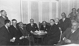 Слева сидящий 3-ий Баба Бехбуд среди азербайджанских эммигрантов