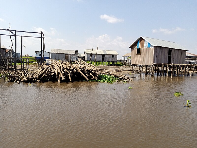 File:Maisons sur pilotis sur le fleuve Ganvié au Bénin 08.jpg