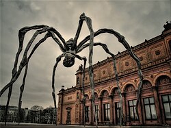 Maman: Skulptur av Louise Bourgeois