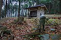 奥の建物が、願い事が書かれた陶器製男根像を保管する建物