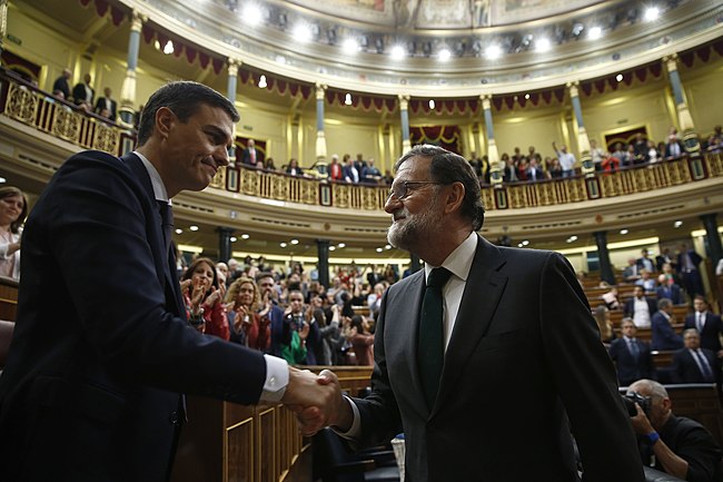 Outgoing prime minister Mariano Rajoy (right) congratulating incoming prime minister Pedro Sánchez (left) upon losing the no confidence vote on 1 June 2018.