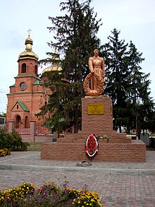 Fosa común, centro de Vovchansk.JPG