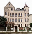 Mietshaus in offener Bebauung, mit Vorgarten