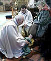 Một giám mục thực hiện nghi thức rửa chân vào ngày Thứ năm Tuần Thánh