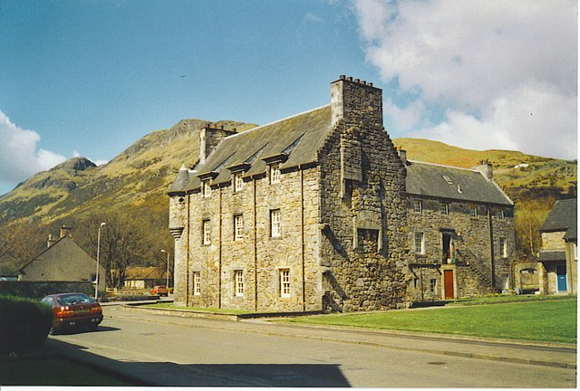 Menstrie Castle in 2001, with the Ochils behind
