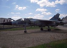 Mirage F1 CR, exposé en bordure de route depuis septembre 2015.