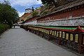 Modlitební mlýnky kolem paláce Potala - Lhasa - panoramio.jpg