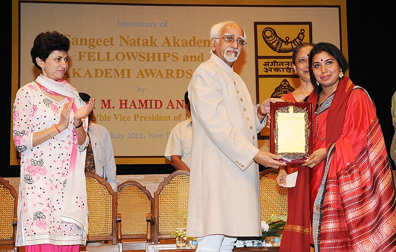 File:Mohd. Hamid Ansari presenting the Sangeet Natak Akademi Award-2010 to Smt. Aruna Mohanty, Bhubaneswar, for her outstanding contribution to Odissi.jpg