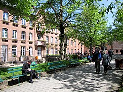 Intérieur de la cour avec l'hostellerie