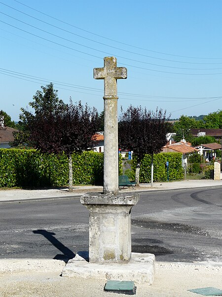 File:Montbron chapelle lépreux croix.JPG