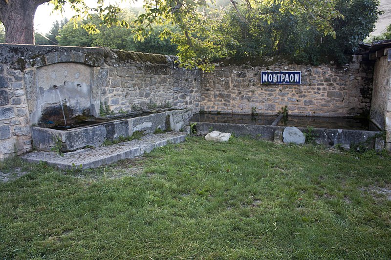 File:Montpaon-Fontaine et lavoir-20120624.jpg