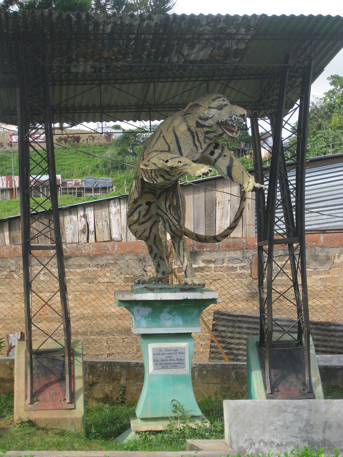 TIGERSTATUE AUF DER VEGACHÍ-POLIZEISTATION ANTIOQUIA, KOLUMBIEN