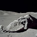 סלע ירח ולצידו אסטרונאוט