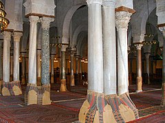 Gros plan sur les colonnes antiques en divers marbres de la salle de prière.
