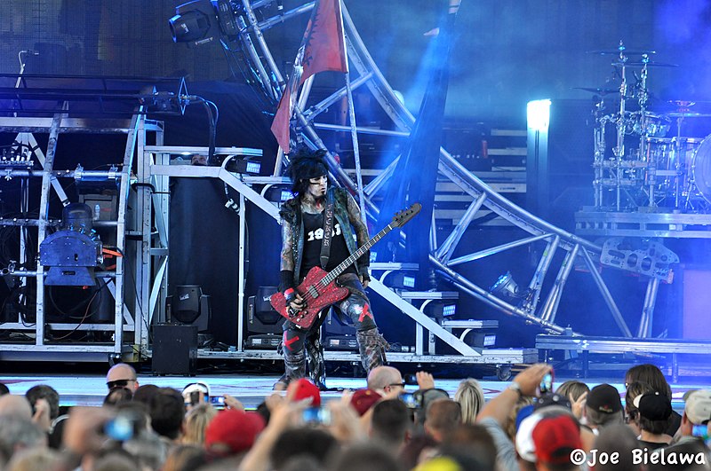 File:Motley Crue -DSC 1180- 8.29.12 (7895122450).jpg