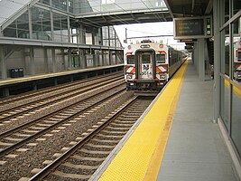 Zug des New Jersey Transit im Bahnhof (2005)