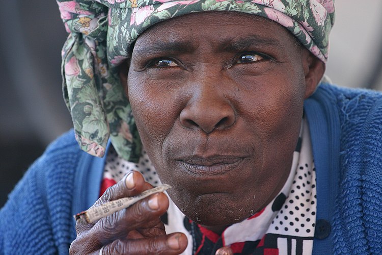 Курящая женщина в пустыне Калахари (Намибия)