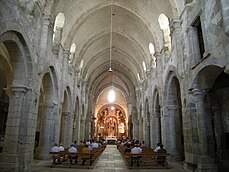 Nave central igrexa do Mosteiro de Santa María de Meira.jpg