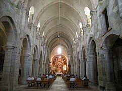 Nave central igrexa do Mosteiro de Santa María de Meira.jpg