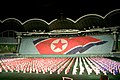 Una bandera de Corea del Norte en los mosaicos.