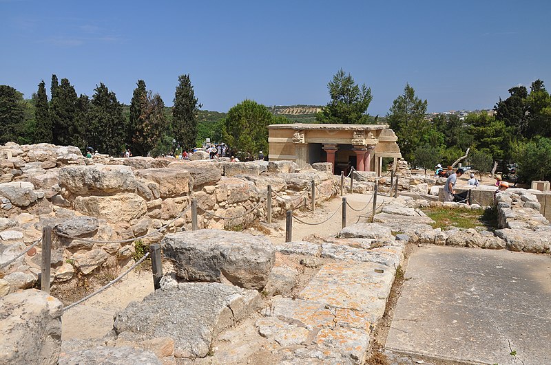 File:Northwest Portico Lustral Basin in the Knossos Palace, Crete 001.JPG