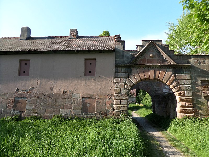 File:Oberbürger Straße 1 Ehemaliges Wasserschloss Oberbürg D-5-64-000-1410 2015-05-18 18.36.07.jpg