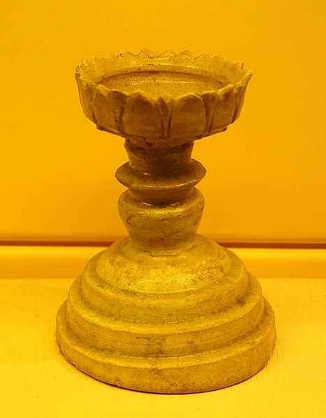 File:Oil lamp base, Ly-Tran dynasty, 11th-14th century AD, white and brown glazed ceramic - National Museum of Vietnamese History - Hanoi, Vietnam - DSC05528.JPG