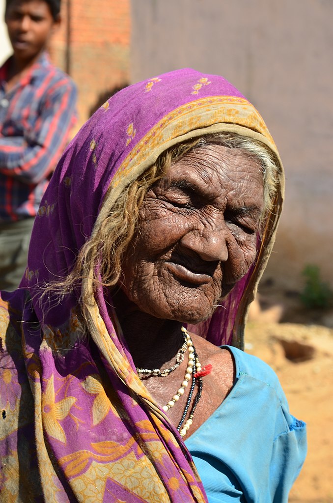 File:Old Indian woman with a sari.jpg - Wikipedia
