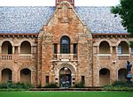 In the suburb of Brooklyn, more or less in the middle of the premises occupied by the University of Pretoria, stands the old Arts Building which looks very much like a cloister. The origin of the University of Pretoria goes back to the foundation of the TUC. The Old Arts Building is architecturally noteworthy and is symbolic of the origin of the University of Pretoria. Ou Lettere, d, Tuks.jpg