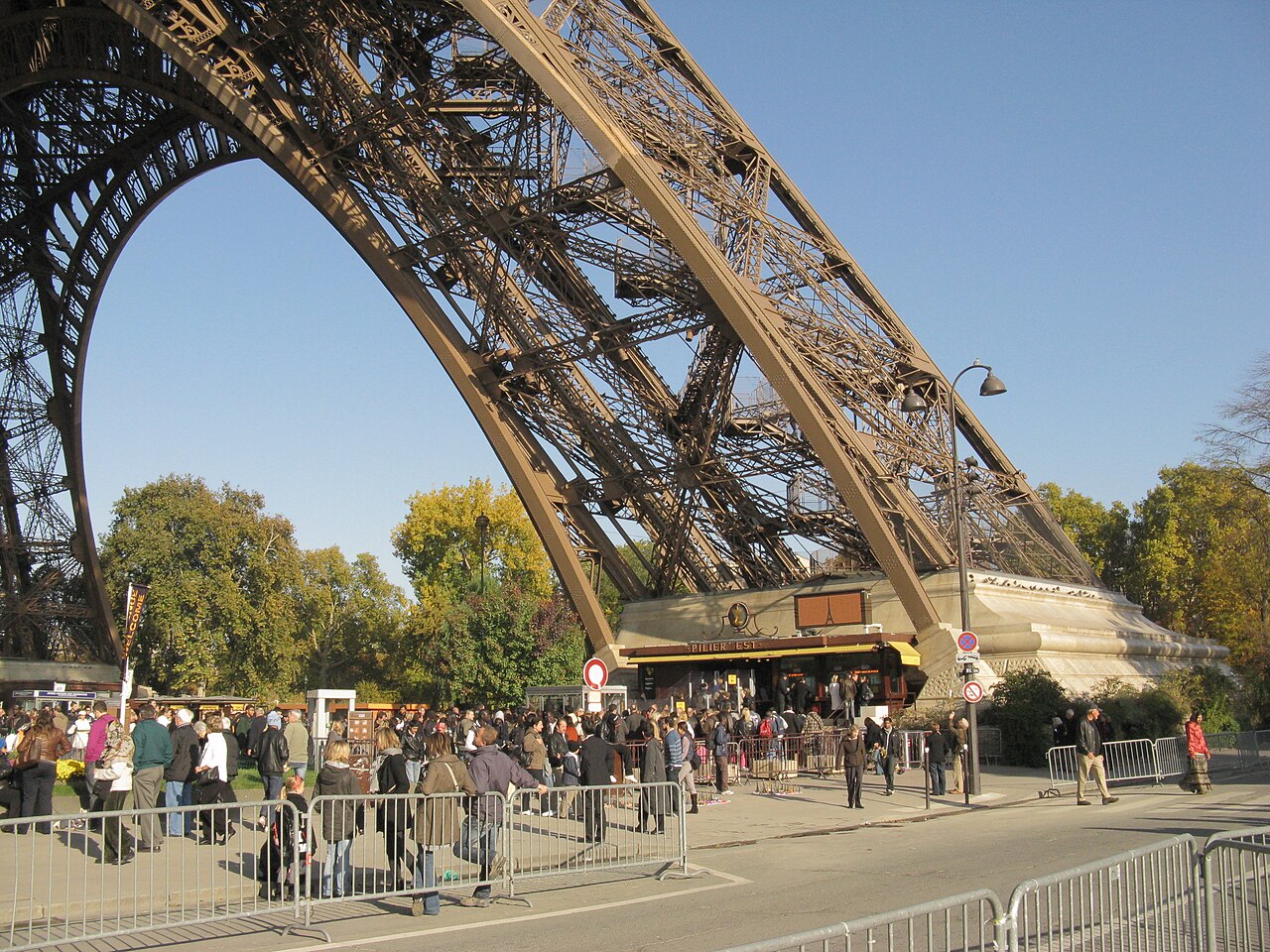 1280px-Paris_Eiffel_092.JPG