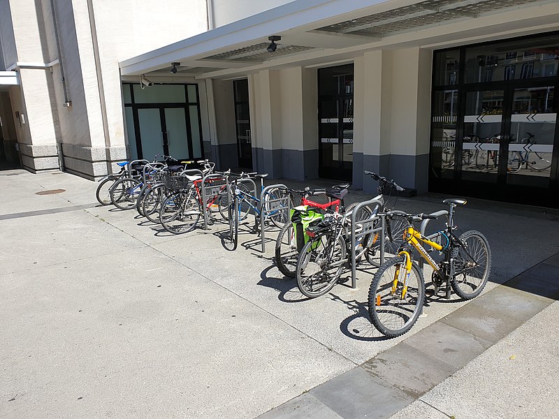 File:Parking vélo, gare de Clermont-Ferrand .jpg