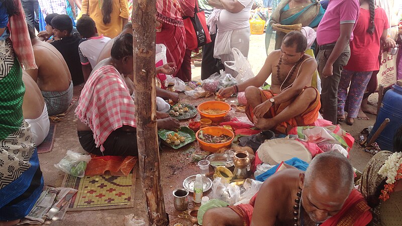 File:Payin rituals in godavari puskara. pocampadu.JPG