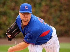 Foto de la Tago-Projekto, la 27-an de Oktoberber, 2016 - Idmaldekstrulo Jon Lester ĵetas basbalpreparejsesion al Wrigley Field.
(30504496142)
.jpg