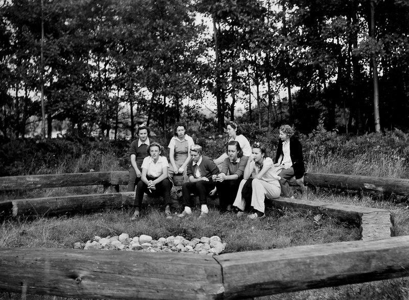 File:Photograph of Visitors at Council Ring - NARA - 2128708.tif