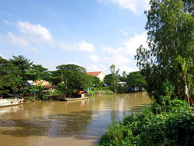 Con rạch nhỏ chảy bên chợ Phú Thuận (trái ảnh).