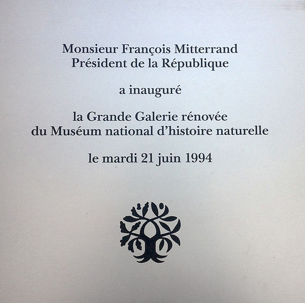 File:Plaque rénovation Galerie de l'évolution.JPG