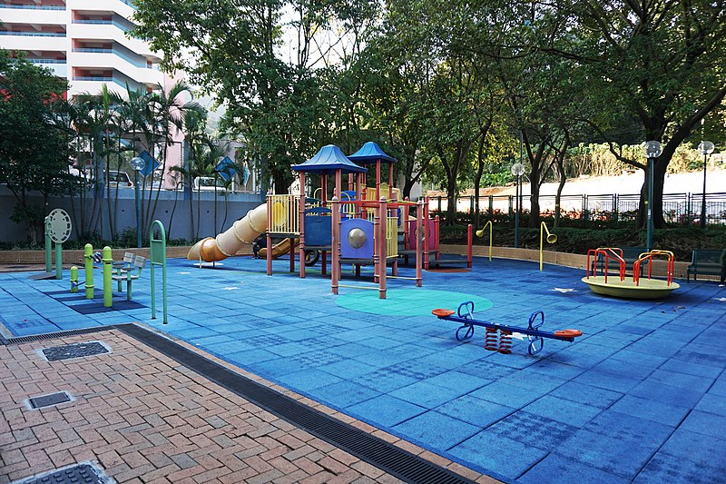 File:Po Tin Estate Gym Zone (2) and Playground (1).jpg