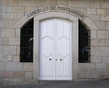 Porta principal da casa do concello