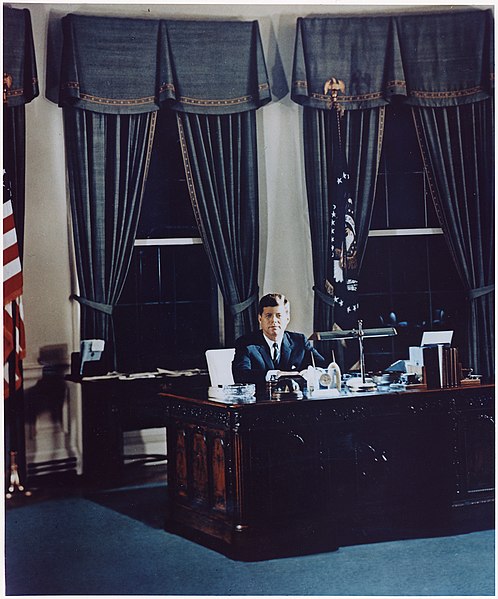 File:Portrait of President Kennedy at his desk. White House, Oval Office - NARA - 194203.jpg