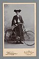 Portret onbekende vrouw met fiets, ca. 1905