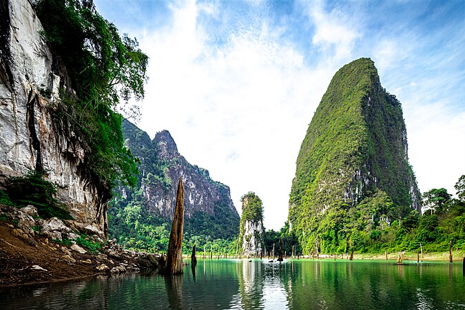 Pra Kai Petch Cave, Cheow Lan Lake, Surat Thani.