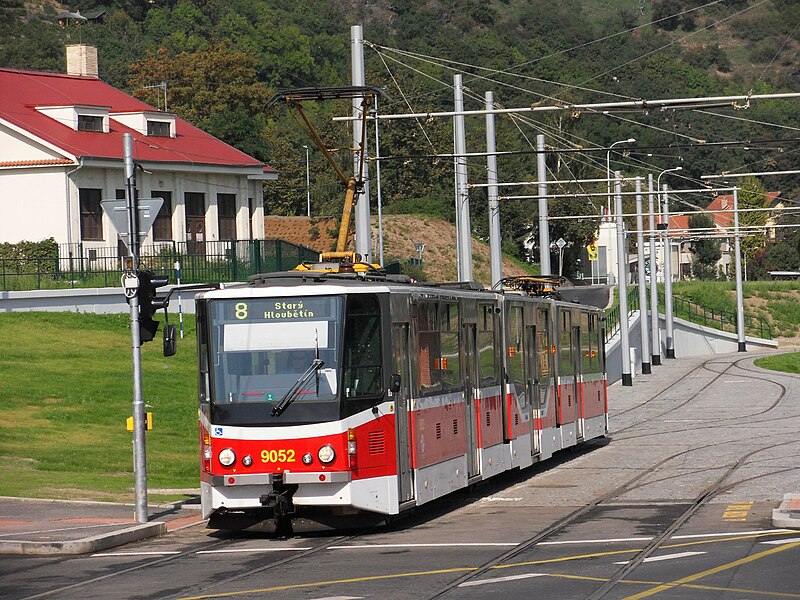 File:Praha, Bubeneč, smyčka Podbaba, Tatra KT8D5R.N2P č. 9052 (04).jpg