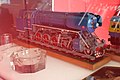 Čeština: Model lokomotivy řady 477 na výstavě v interiéru osobního vozu Ca 4-5086 na prezentaci Prezidentského vlaku na pražském Masarykově nádraží.