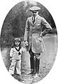 Prins Bernhard met zijn vader, Bernhard von Lippe (1914).jpg