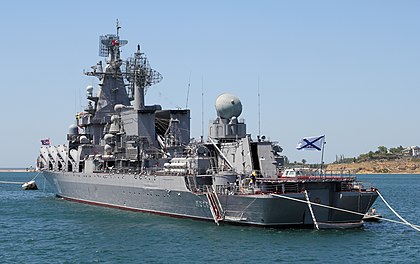 Moskva, um cruzador russo na baía de Sebastopol, mar Negro. (definição 5 100 × 3 200)