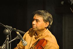 R. K. Shriramkumar menonjol adalah pemain biola dari musik Carnatic