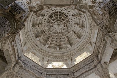 Interiori i Tempullit Adisvara që tregon punime guri