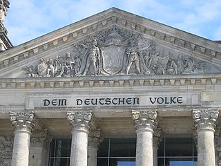 Frontón del Reichstag con el lema Dem Deutschen Volke, "al pueblo alemán".