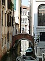 Ponte de Ca' Pesaro reliant la Ca' Pesaro à la calle éponyme